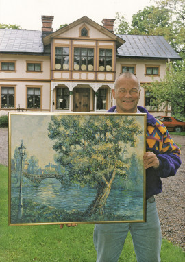 Konstnär Leif Formgren utanför Dunderbergsgården i Ockelbo.